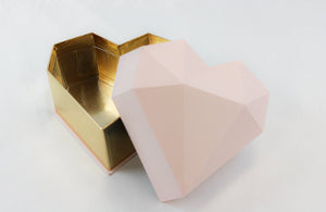 Duchessa - Rose arrangement in modern heart box