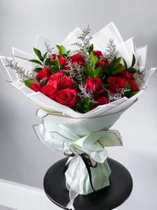 HAND-TIED ROSES DELUXE